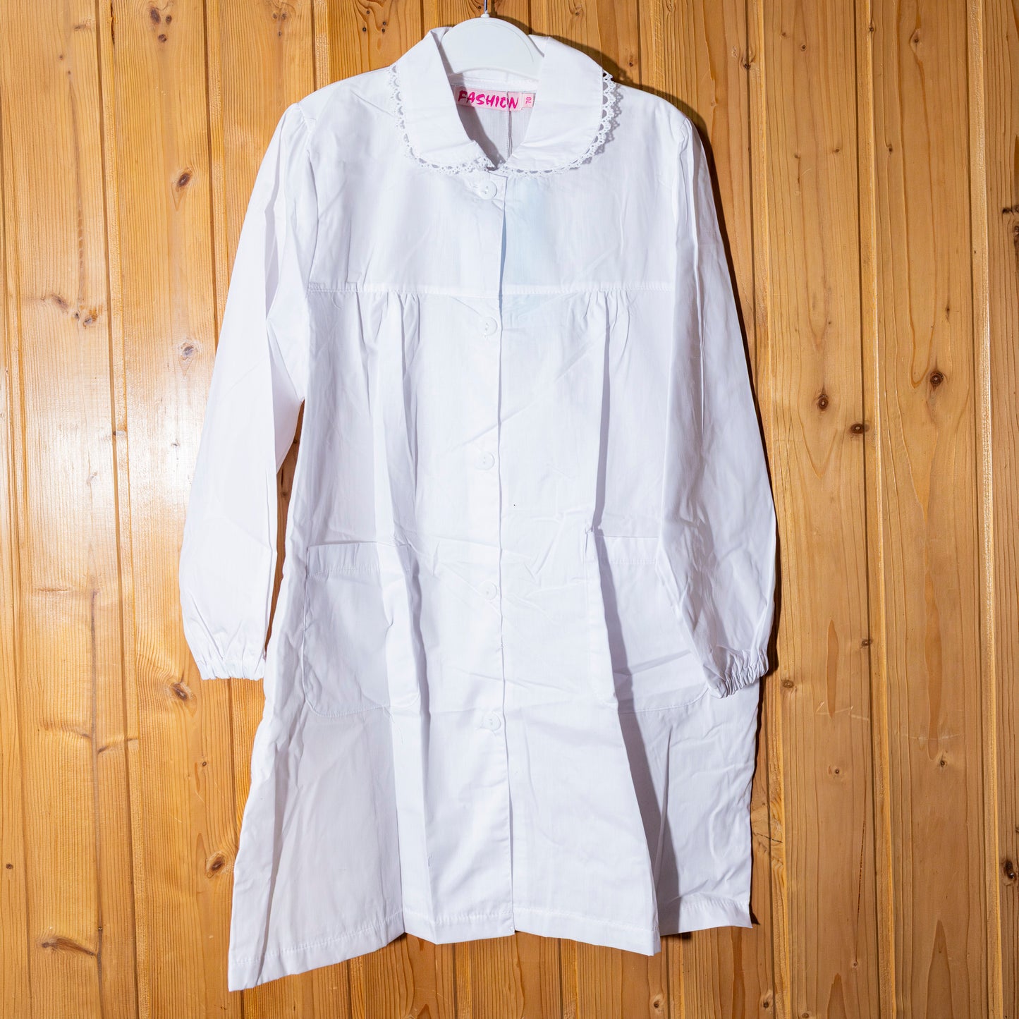 Grembiule bianco con bottoni