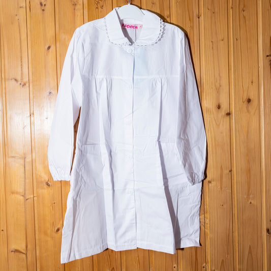 Grembiule bianco con bottoni