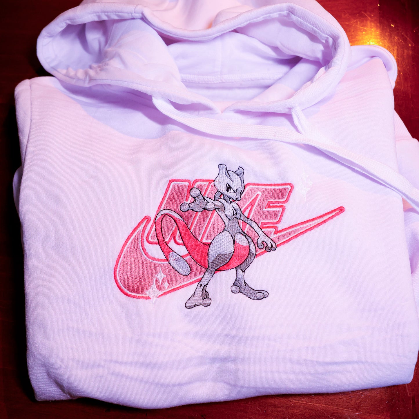 Mewtwo felpa/tshirt con ricamo (versione rosa)