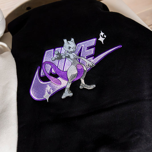Mewtwo felpa/tshirt con ricamo (versione viola)