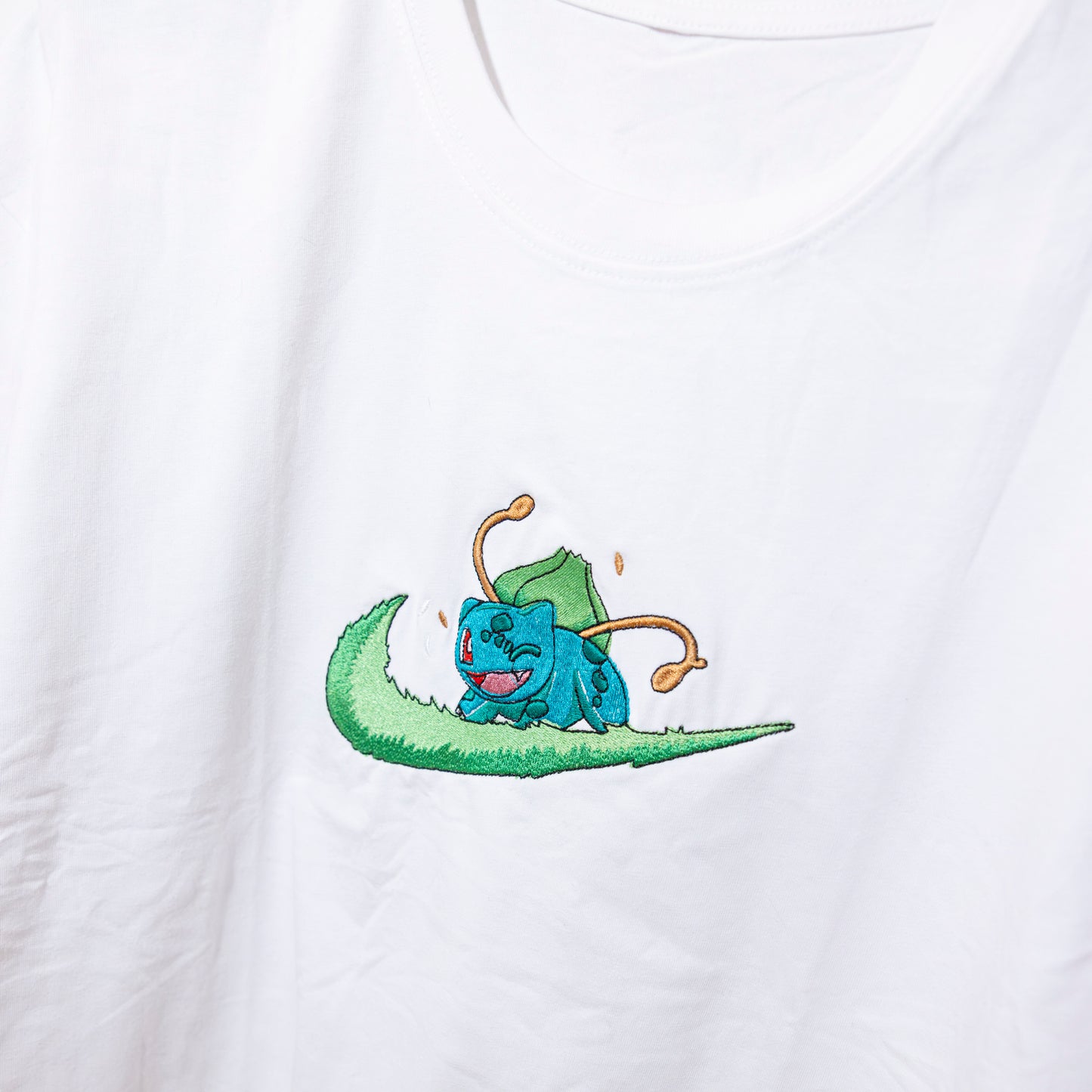 Swoosh Bulbasaur felpa/tshirt con ricamo