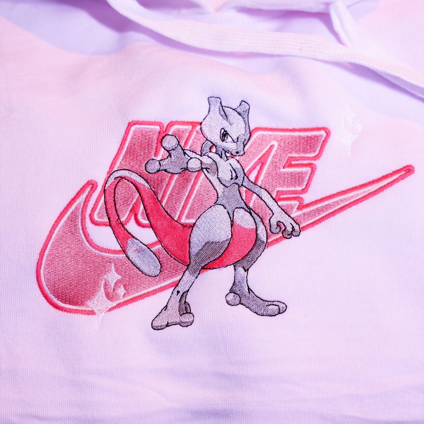 Mewtwo felpa/tshirt con ricamo (versione rosa)