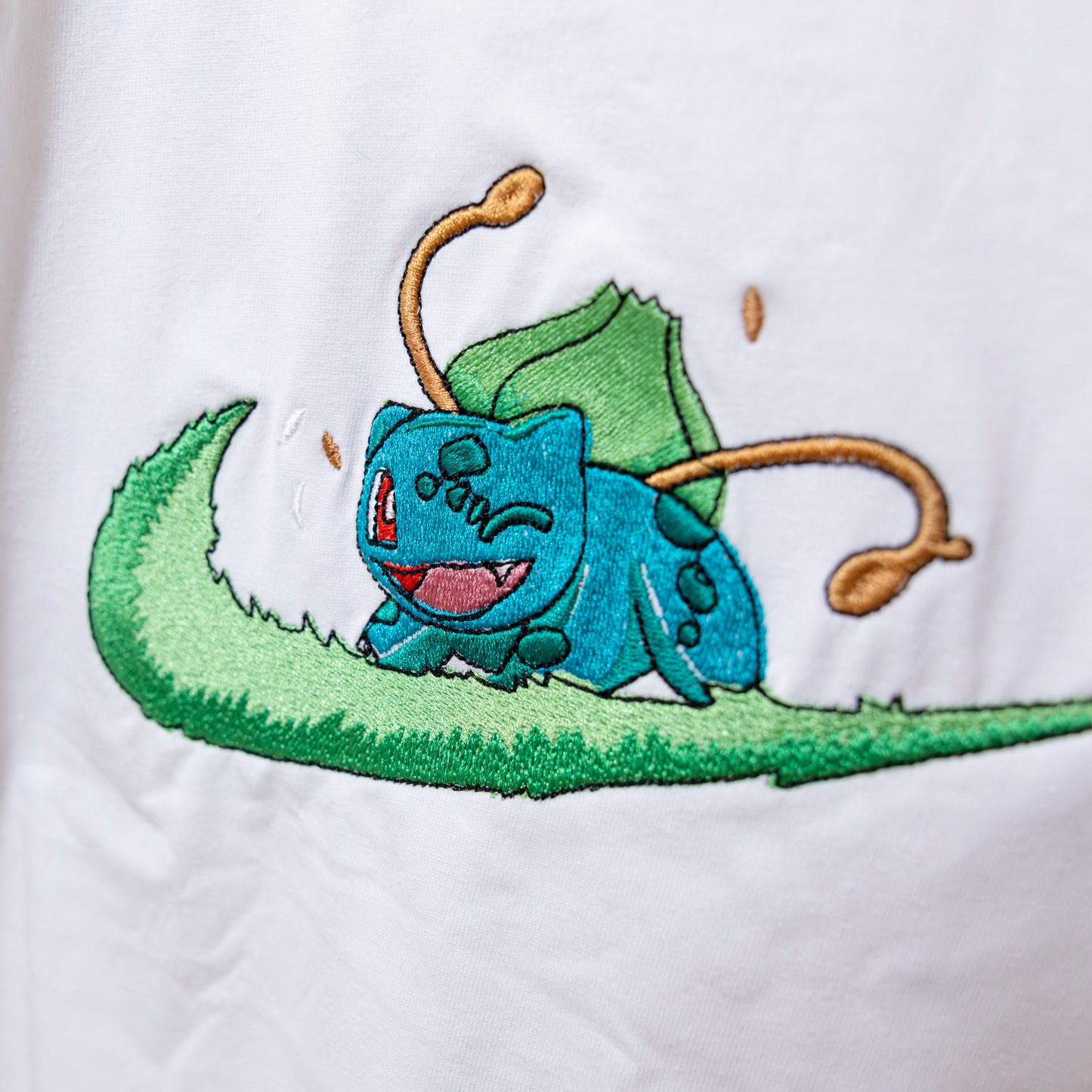 Swoosh Bulbasaur felpa/tshirt con ricamo