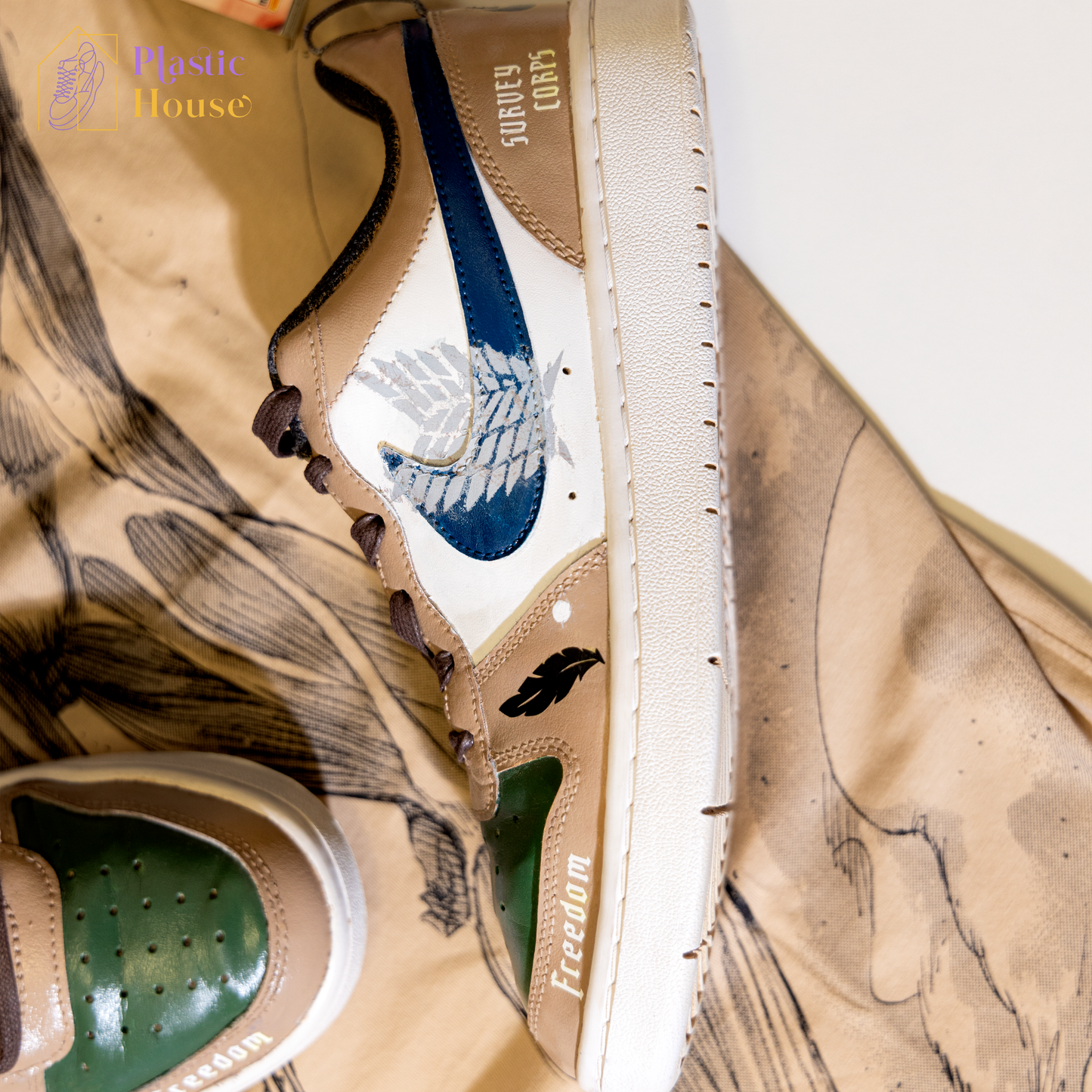 Scarpe a tema Attack on Titan